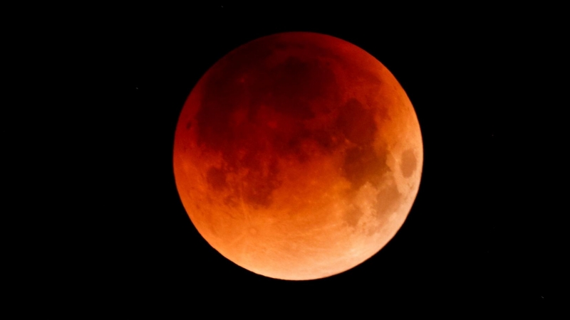 La luna se ve durante un eclipse lunar en Aguimes, en la isla de Gran Canaria, España 16 de mayo de 2022.