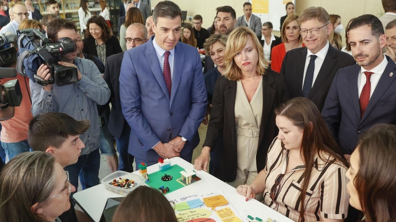 El presidente del Gobierno, Pedro Sánchez, (I) el president de la Generalitat, Ximo Puig, la ministra de Educación y Formación Profesional , Pilar Alegría y el alcalde de Mislata, Carlos Fernandez Bielsa (d) durante la visita que han realizado al Centro I