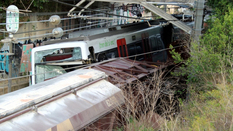 Un vagó d'un tren de mercaderies encastat amb la cabina d'un tren de passatgers a l'entrada de l'estació de Sant Boi de Llobregat.