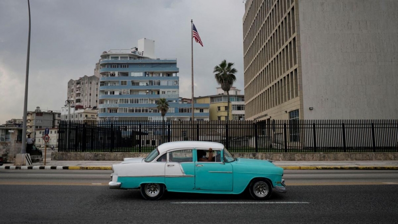 Un coche pasa junto a la embajada de EEUU en La Habana, Cuba, en una imagen de archivo de octubre de 2020.