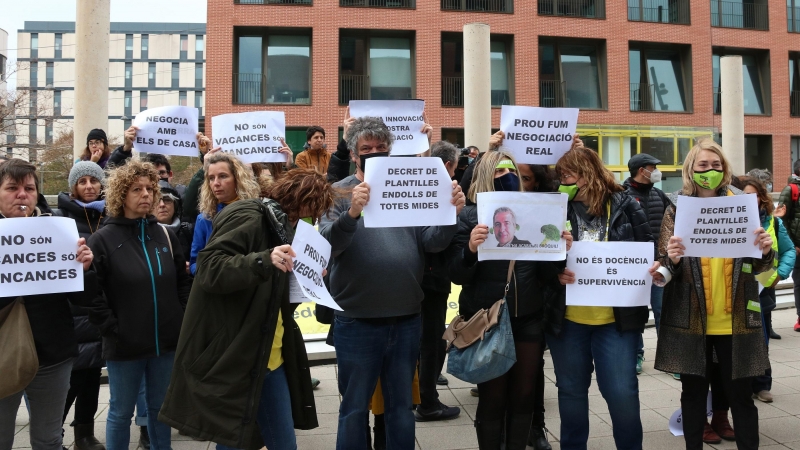 Desenes de docents reclamant negociació a Aragonès.