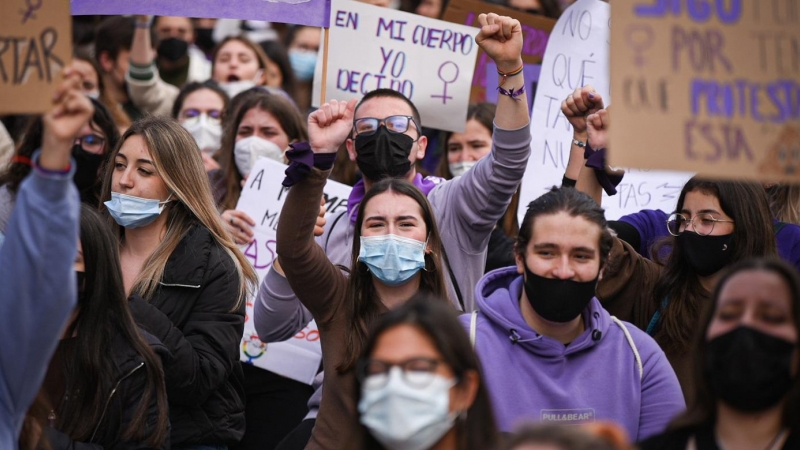 8/03/2022-Varias personas con carteles participan en una manifestación feminista por el 8M, Día Internacional de la Mujer, a 8 de marzo, en Valencia, Comunidad Valenciana