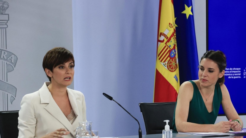 La portavoz del Gobierno y ministra de Política Territorial, Isabel Rodríguez García (i) y la ministra de Igualdad, Irene Montero (d) durante la rueda de prensa tras el Consejo de Ministros celebrado en La Moncloa este martes