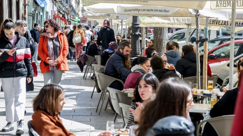 Varias personas sentadas en una terraza de la calle Argumosa, a 2 de abril de 2022, en Madrid.