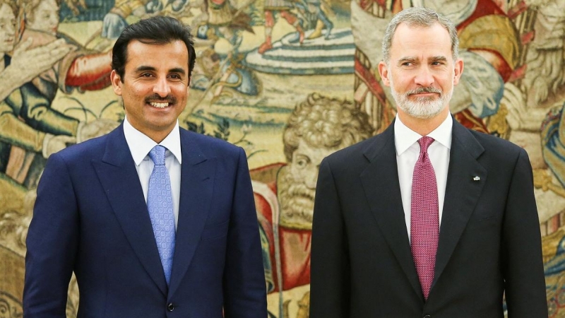 El emir de Qatar, el jeque Tamim bin Hamad al-Thani, posa con el rey Felipe VI durante su visita a España en mayo de 2022.