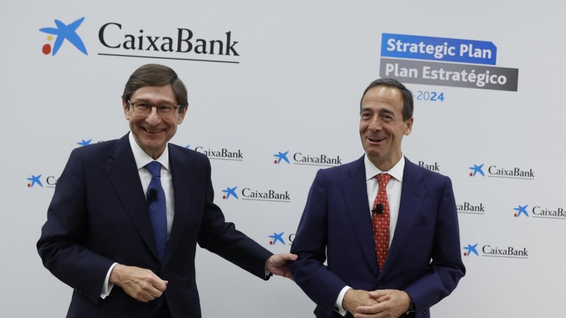 El presidente de CaixaBank, José Ignacio Goirigolzarri (i), junto al consejero delegado de la entidad Gonzalo Gortázar, en la presentación del plan estratégico para el periodo 2022-2024, en Madrid. EFE/ Juan Carlos Hidalgo