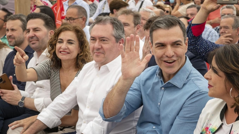 14/05/2022.- El secretario general del PSOE y presidente del Gobierno, Pedro Sánchez, y la ministra de Hacienda, María Jesús Montero, en un acto de la precampaña para las elecciones autonómicas del 19 de junio en Torredelcampo (Jaén). EFE/José Manuel Pedr