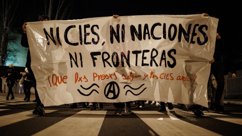 Una pancarta contra los Centros de Internamiento de Extranjeros (CIE) durante una manifestación en Madrid en diciembre de 2021.
