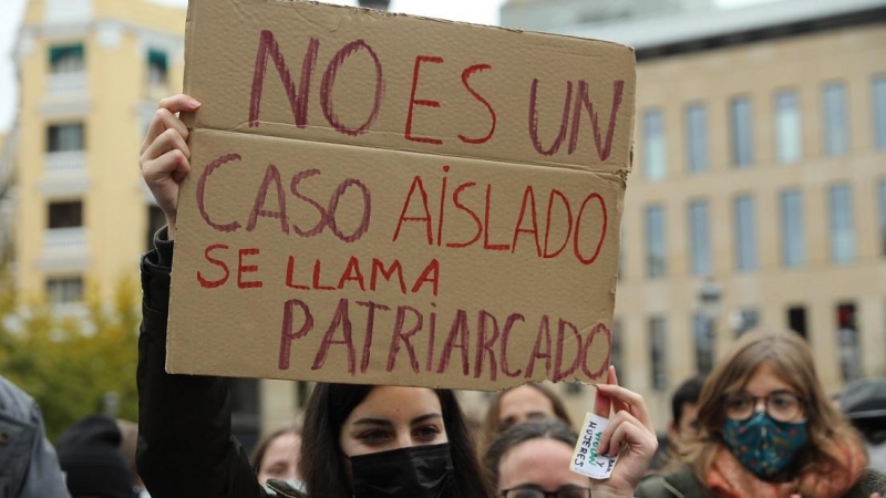 Una mujer sostiene una pancarta donde se lee la frase 'No es un caso aislado, se llama patriarcado', en una manifestación contra la sumisión química, a 20 de noviembre de 2021, en Madrid.