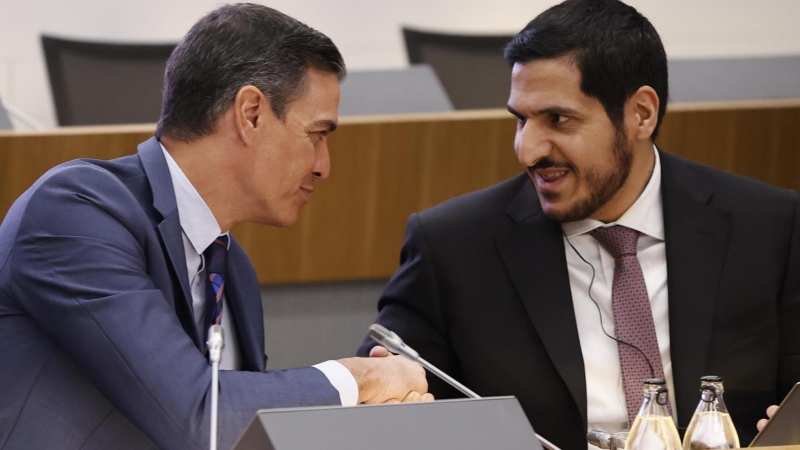 El presidente del Gobierno, Pedro Sánchez (i), saluda al presidente de la Qatari Businessmen Association, H.E. Sheikh Faisal Bin Qassim Al-Thani (d), durante el acto inaugural del foro empresarial España-Qatar,