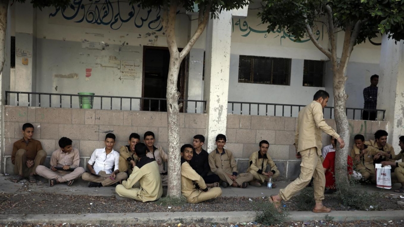 18/05/2022 - Alumnos de secundaria asisten para presentarse a los exámenes finales en una escuela pública de Sana'a, Yemen, el 14 de mayo de 2022.