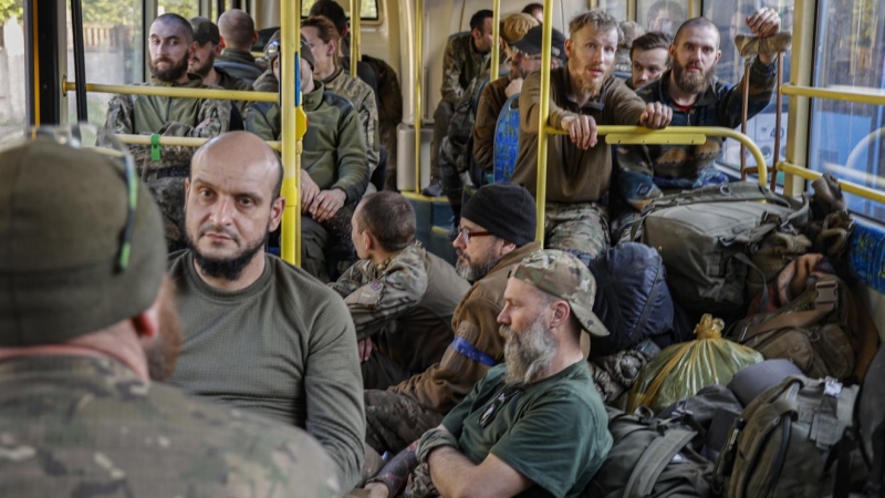 18/05/2022 - Militares ucranianos sentados en un autobús mientras son evacuados de la asediada planta siderúrgica de Azovstal en Mariúpol, Ucrania, 17 de mayo de 2022.