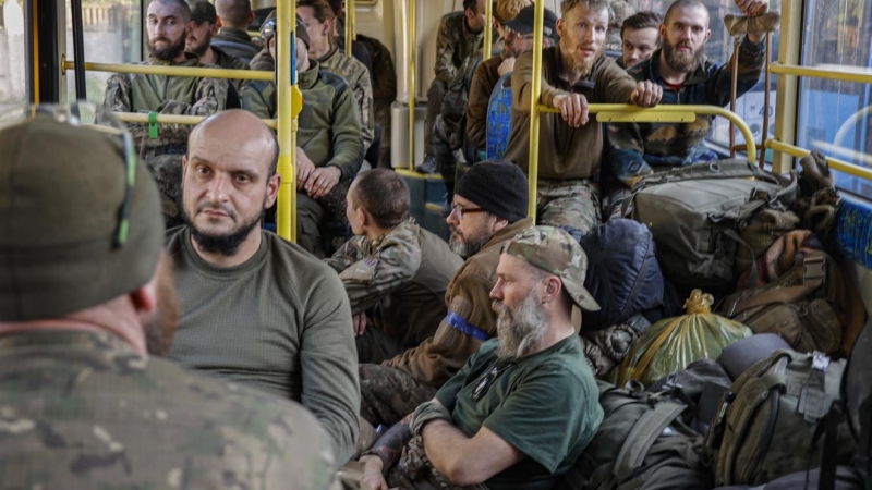 18/05/2022 - Militares ucranianos sentados en un autobús mientras son evacuados de la asediada planta siderúrgica de Azovstal en Mariúpol, Ucrania, 17 de mayo de 2022.