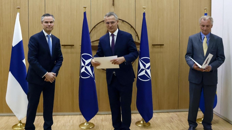 El secretario general de la OTAN, Jens Stoltenberg (en el centro de la imagen) recibe las solicitudes de ingreso en la Alianza de los embajadores de Finlandia y Suecia.