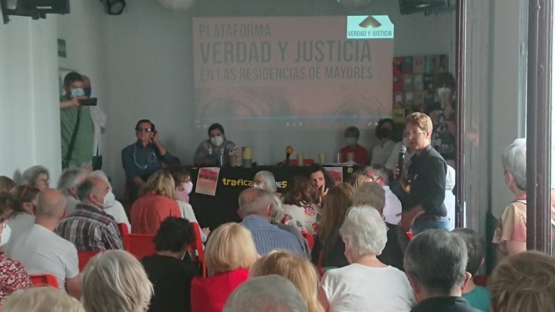 (18/5/2022) Científicos, periodistas y familias de las víctimas asisten a la presentación de la plataforma Verdad y Justicia en la librería Traficantes de Sueños (Madrid).