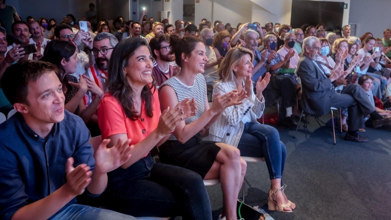 El líder de Más País, Íñigo Errejón (1i); la portavoz de Más Madrid en el Ayuntamiento, Rita Maestre (3i); y la vicepresidenta segunda del Gobierno y ministra de Trabajo, Yolanda Díaz (4i), en el acto de presentación del libro ‘Política sin anestesia’, de