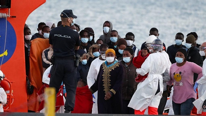 Imagen de archivo. La Salvamar Mizar rescata una patera de 56 inmigrantes subsaharianos en Fuerteventura.