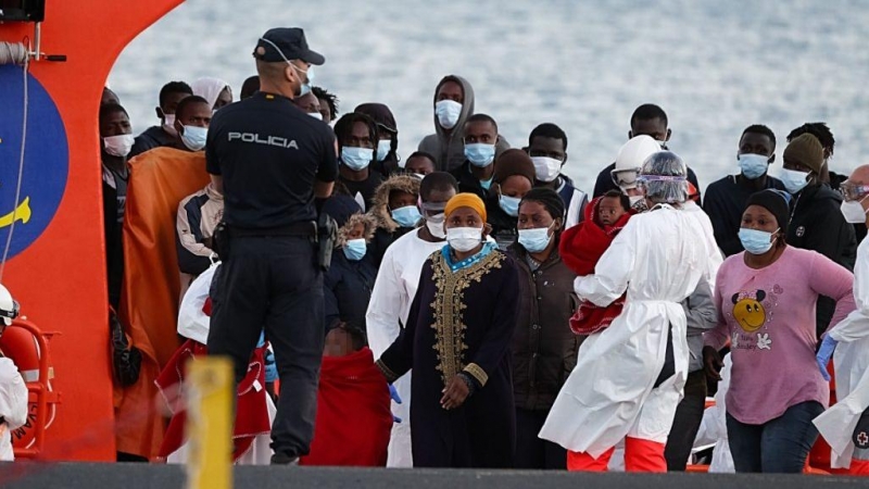 Imagen de archivo. La Salvamar Mizar rescata una patera de 56 inmigrantes subsaharianos en Fuerteventura.