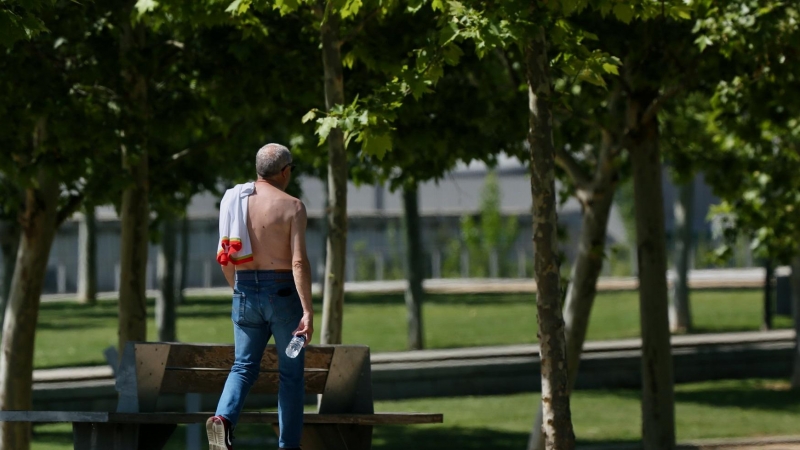 19/5/22-Un hombre camina sin camiseta el día en que España ha comenzado a sufrir un 'importante' episodio cálido con temperaturas de pleno verano, a 17 de mayo de 2022, en Madrid (España).