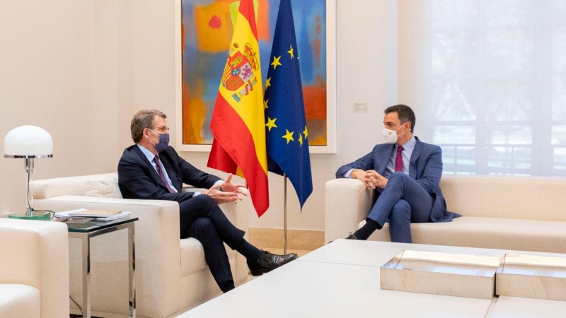 El líder del PP, Alberto Núñez Feijóo, y el presidente del Gobierno, Pero Sánchez, durante su última reunión en La Moncloa, a 7 de abril de 2022.