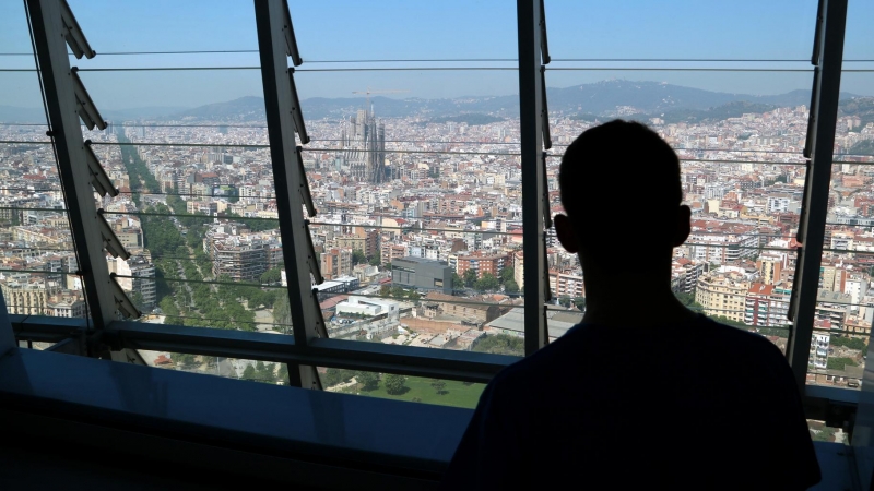 Un visitant contempla les vistes de la ciutat (Sagrada Família i avinguda Diagonal a l'esquerra), des del mirador de la torre Glòries.