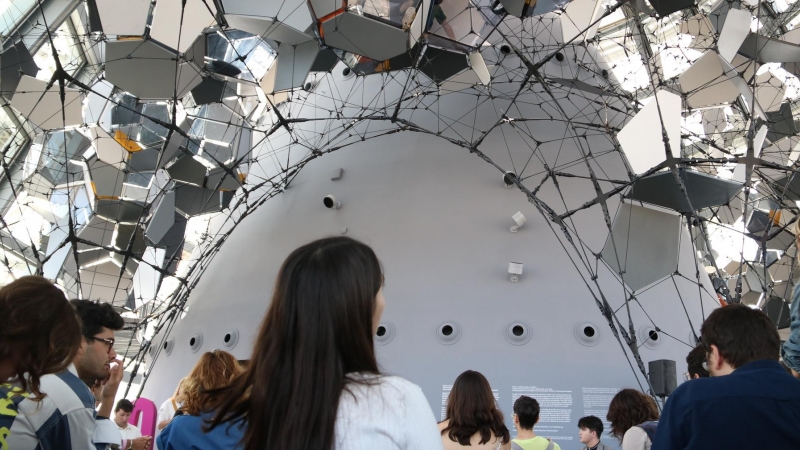 L'estructura de l'argentí Tomás Saraceno a l'últim pis-mirador de la torre Glòries.