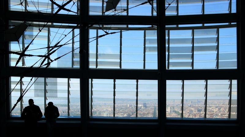 Dos individus al mirador a l'últim pis de la torre Glòries.