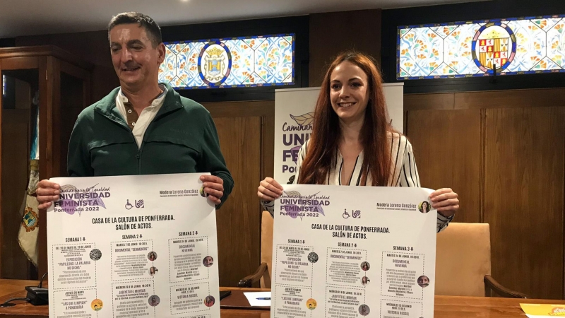 La concejala de Bienestar Social, Infancia e Igualdad de Ponferrada, Lorena González, junto al representante de los Servicios Sociales, Juan Carlos Ruiz, en la presentación de la Universidad Feminista el pasado 18 de mayo