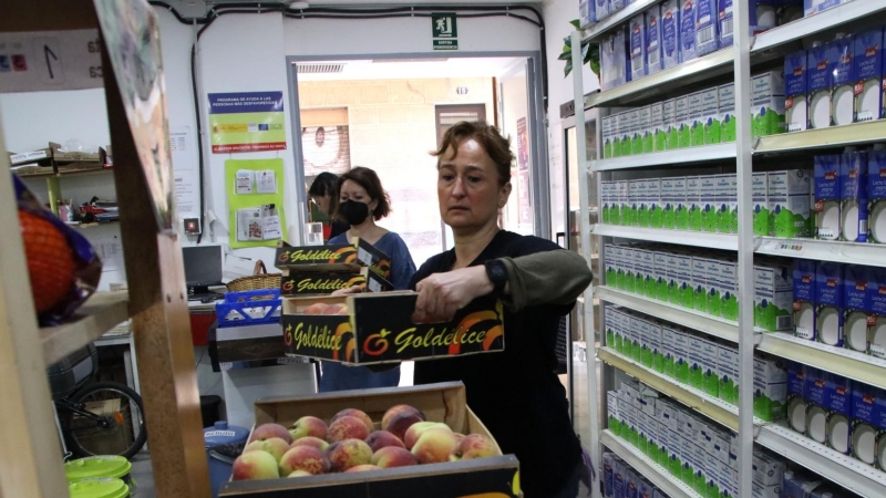 11/05/2022 - Voluntàries col·loquen aliments al rebost solidari de Gràcia.