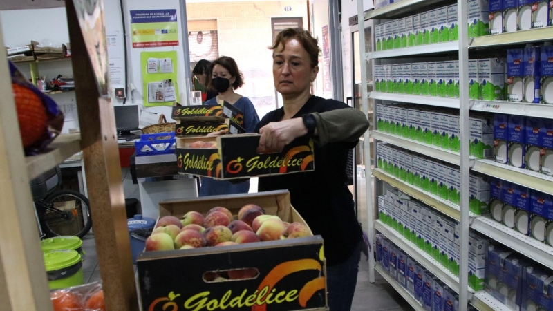 11/05/2022 - Voluntàries col·loquen aliments al rebost solidari de Gràcia.