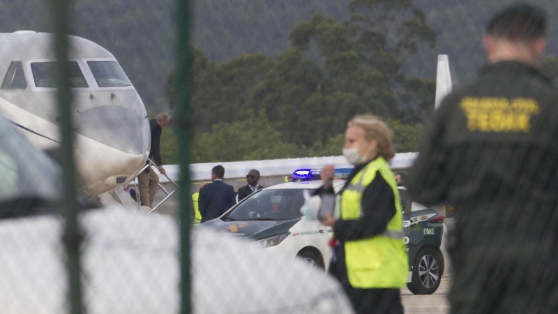 El rey Juan Carlos I (izda) llega al aeropuerto vigués de Peinador en un avión privado.