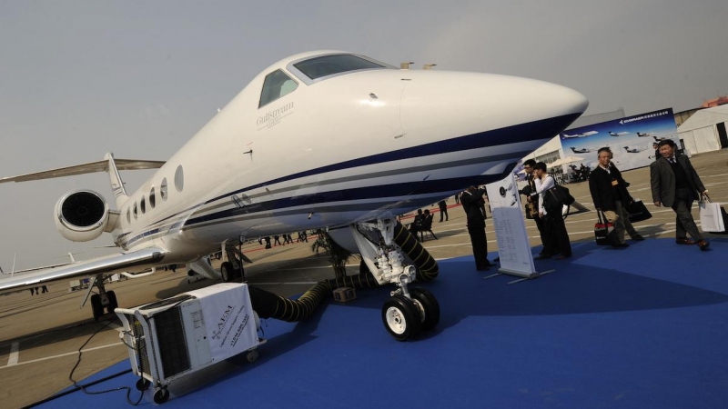 Varios visitantes miran un avión Gulfstream G450 en la Conferencia y Exposición de Aviación Comercial Asiática celebrada en Shanghai el 27 de marzo de 2012.