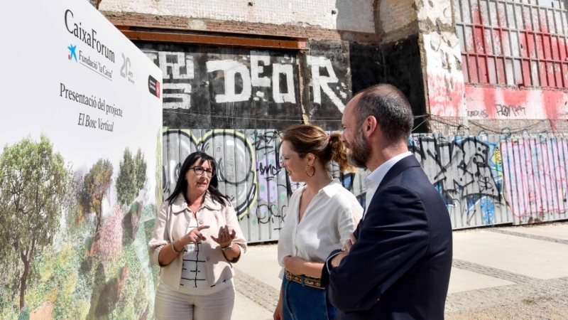 La directora general adjunta de la Fundación ”la Caixa, Elisa Durán; la teniente de alcalde de Ecología, Urbanismo, Infraestructuras y Movilidad del Ayuntamiento de Barcelona, Janet Sanz, y el director de servicios de recintos e infraestructuras de Fira d