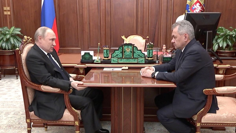 El presidente de Rusia, Vladímir Putin, y el ministro de Defensa ruso, Serguéi Shoigú, durante una reunión, a 21 de abril de 2022.