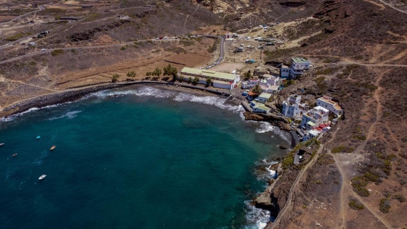 Vista aérea del Puertito de Adeje, a la izquierda la nave y a derecha las viviendas que pertenecen a la Unidad de Actuación 2