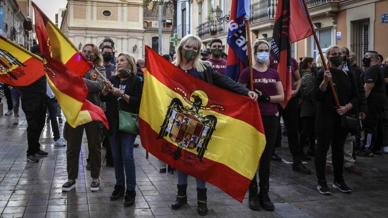 Vecinos de Benimaclet (Valencia) salen a la calle y hacen una cacerolada para pedir barrios 'libres de odio' y responder así 'al fascismo' ante otra marcha convocada por una formación ultraderechista con banderas franquistas y simbología nazi, a 12 de oct