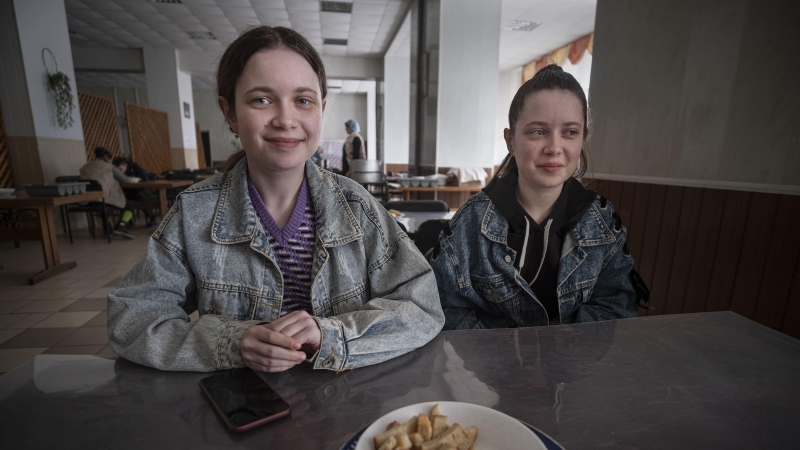 Las gemelas Annia y Anastasia, en el Sanatorio de Berminvody, donde fueron evacuadas desde Ruska Lozova (Járkiv)