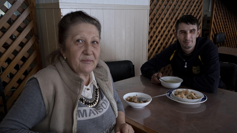 Igor y su madre, en el comedor del Sanatorio de Berminvody, donde viven desde que el Ejército ucraniano liberó su pueblo de la ocupación rusa