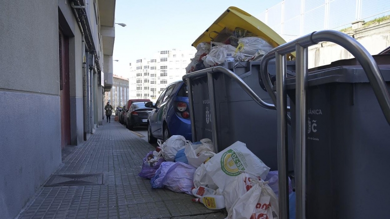 20/05/2022 Contenedores rebosan de basura en el barrio de Monte Alto de A Coruña por la falta del servicio de recogida de basura tras las tercera madrugada de incidentes por el conflicto de la basura, a 25 de febrero de 2022, en A Coruña, Galicia