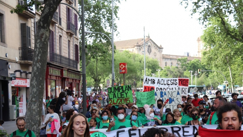 La capçalera de la manifestació convocada per una cinquantena d'enitats al centre de Barcelona contra l'encariment 'insostenible' de la vida.