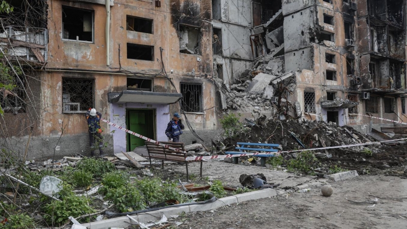 Un militar del Ministerio de Emergencias de Rusia inspecciona los escombros de una casa destruida en Mariupol, Ucrania, el 21 de mayo de 2022.
