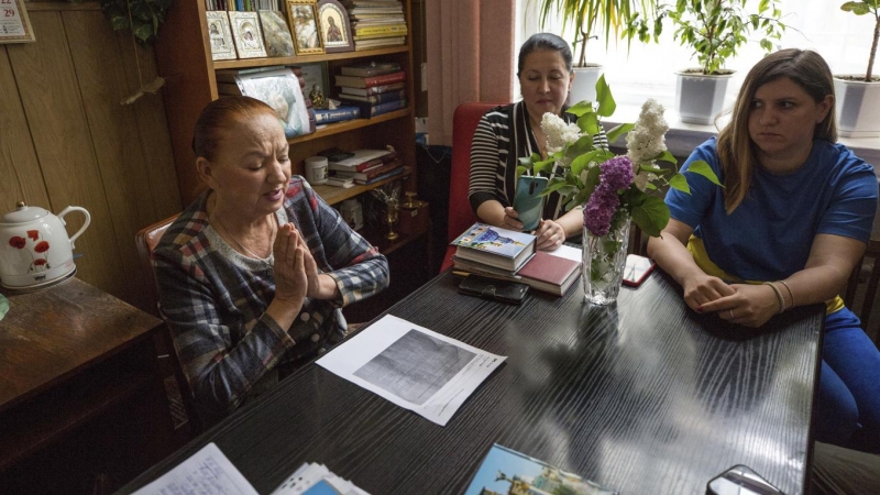 Reunión de la responsable de las Madres de Soldados, Valentyna Vasylivna (i) en la sede de Kiev, con dos mujeres que han perdido familiares en las guerras de Ucrania.