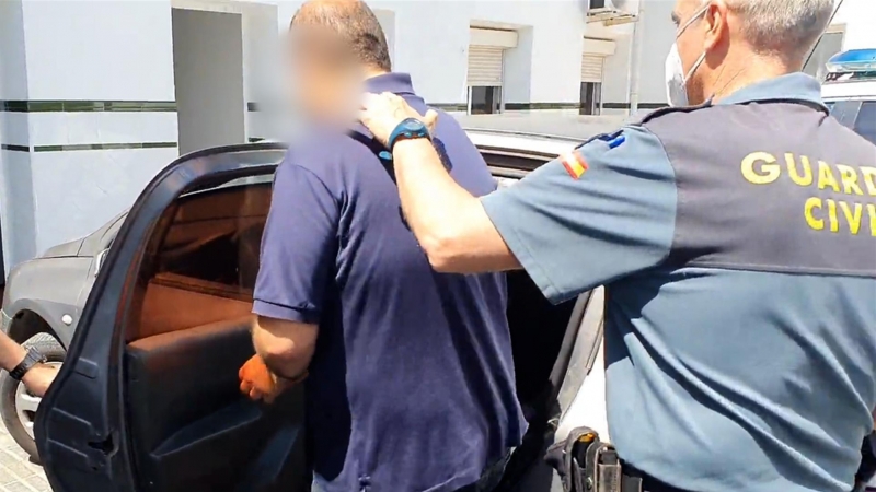 La Guardia Civil ha detenido en Mairena del Aljarafe (Sevilla) a un hombre que grababa con su móvil a trabajadoras y usuarias de una clínica de reconocimientos médicos mientras se cambiaban en el baño, para lo que utilizaba perforaciones que había realiza