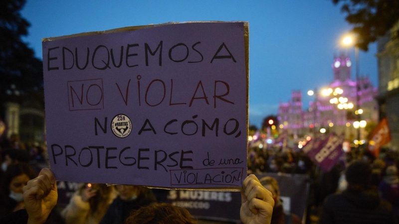 Una persona sostiene una pancarta en una manifestación contra la violencia machista el pasado 25 de noviembre en Madrid.