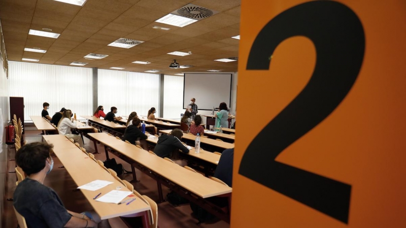 Un grupo de estudiantes durante la convocatoria extraordinaria de la Evaluación del Bachillerato para el Acceso a la Universidad (EBAU), a 6 de julio de 2021, en Madrid.