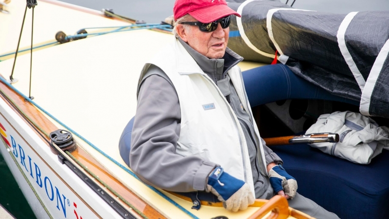 El Rey emérito Juan Carlos (i) a bordo del Bribón en la clausura de la 3ª Regata del IV Circuito Copa de España 2022 de la clase 6 Metros a 22 de mayo de 2022, en Sanxenxo, Pontevedra, Galicia (España).