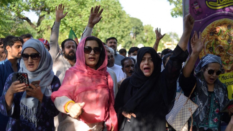 Movilización contra el arresto de la exministra de derechos humanos Shireen Mazari, frente a un cuartel de policía en Islamabad el 21 de mayo de 2022.
