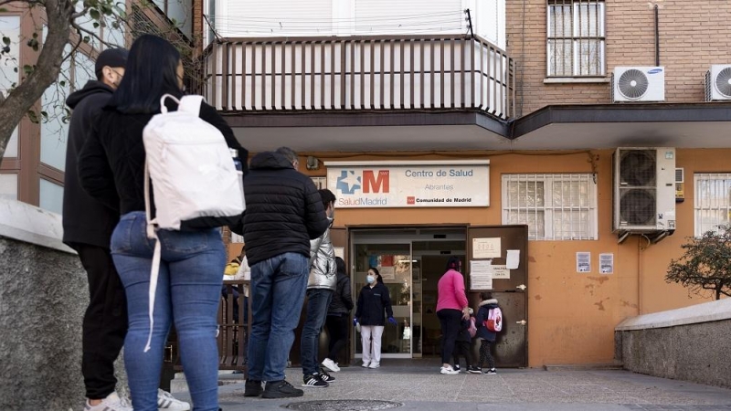 Un grupo de personas esperan en una fila en el Centro de Salud Abrantes, a 13 de enero de 2022, en Madrid, (España).