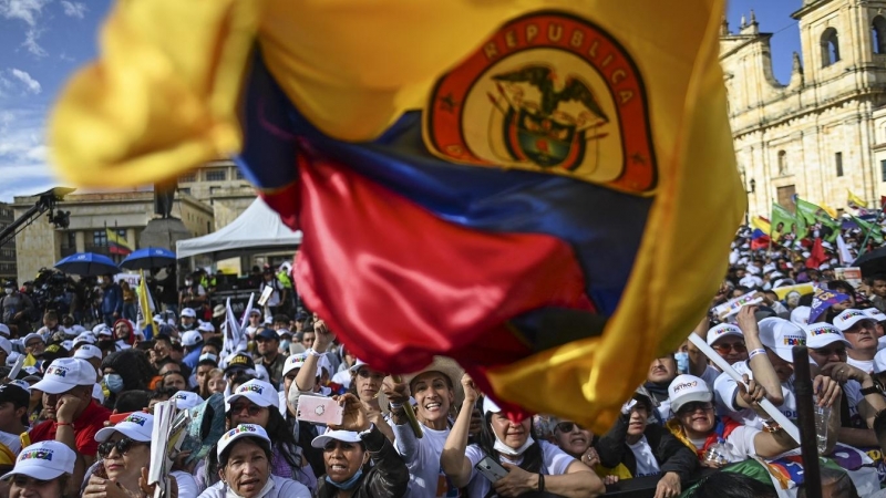 Seguidores del candidato Gustavo Petro ondean una banmdera de colombia en un mitin electoral en la Plaza Bolivar de Bogota. AFP/Juan Barreto