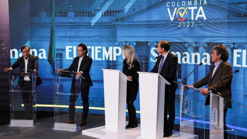 Los candidatos presidenciales de Colombia asisten a un debate en Bogotá